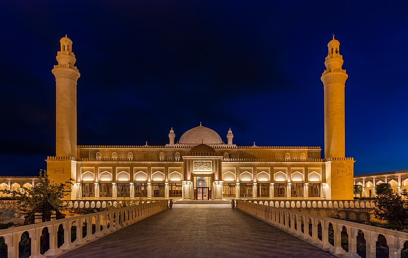 800px-Mezquita_del_Viernes,_Shamakhi,_Azerbaiyán,_2016-09-27,_DD_13-15_HDR