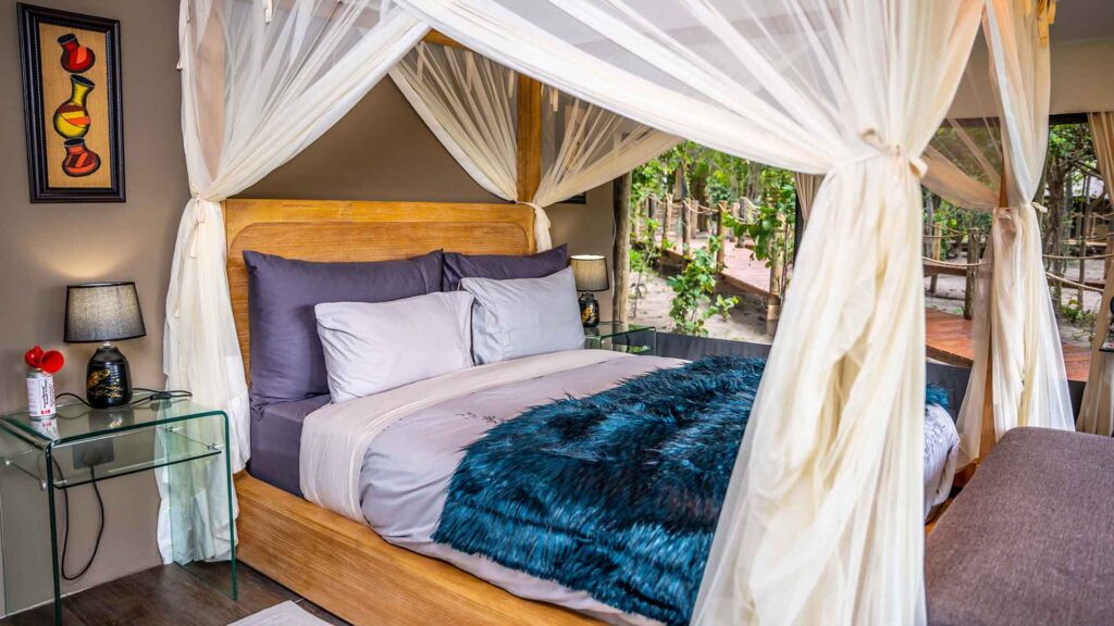Khwai-expeditions-camp-double-luxury-room_Bed